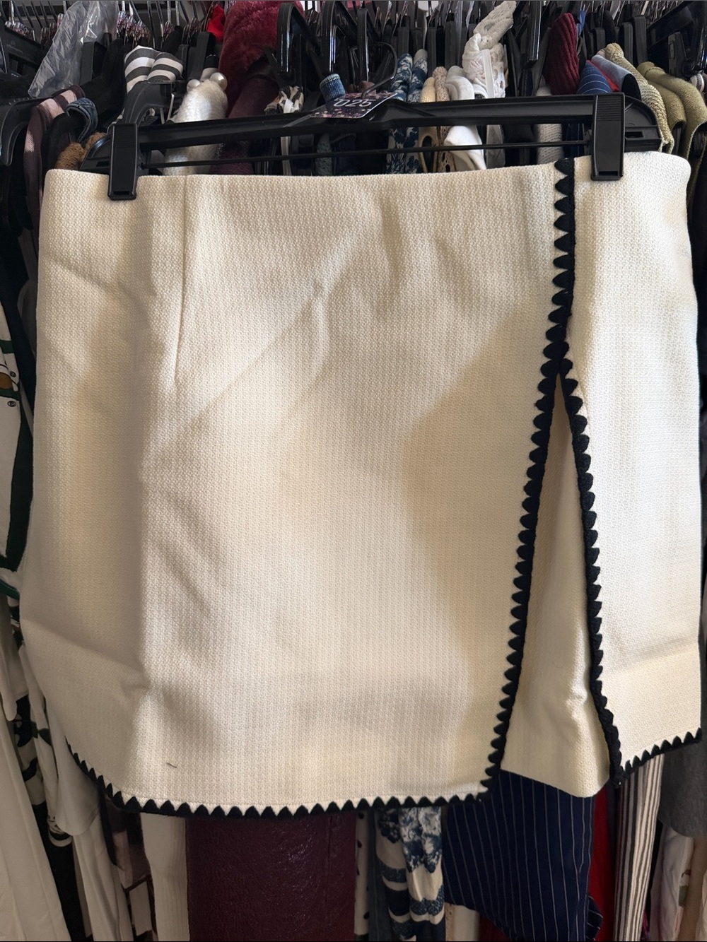 25 Scalloped Trim Asymmetrical Mini Skirt - Picture 5 of 5